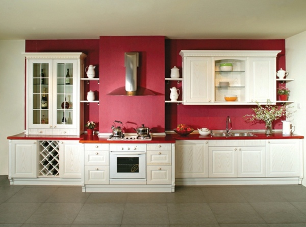 Küchenrenovierung-weiße-Küchenschränke-rote-rückwand
