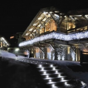 Luxus-Chalet-Brickell-fassade-lichterketten-dach-beleuchtung