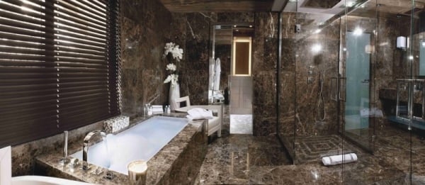 Luxus-Chalet-badezimmer-braun-marmor-fliesen-glasduschkabine