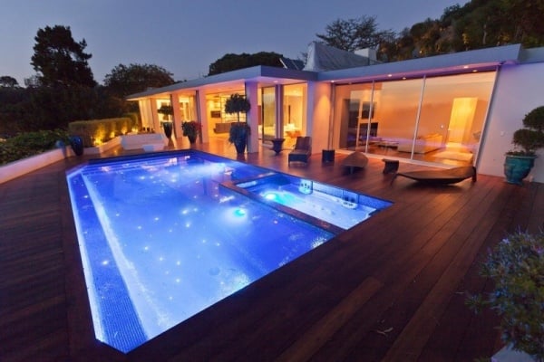 Luxus-Einfamilienhaus-Schwimmbad-Beleuchtung