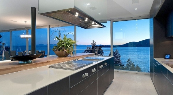 luxuriöse Villa küche design glasfenster