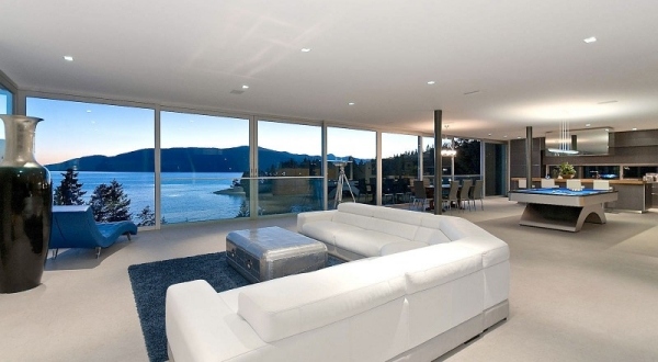 luxuriöse Villa white sofa blauer teppich