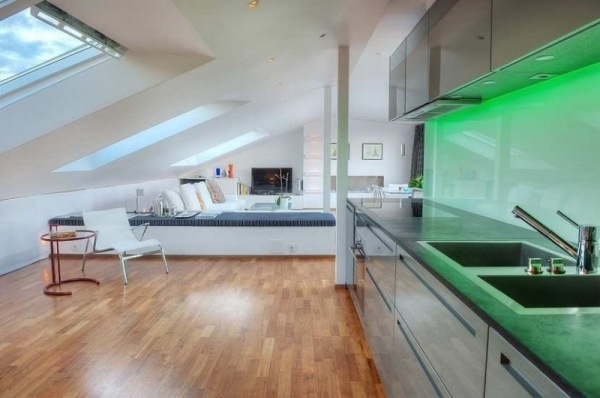 Maisonette-Wohnung-moderne-kuche-grüne-beleuchtung
