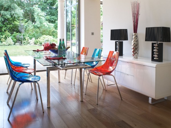 Moderne-Esszimmermöbel-Ideen-farbige-akryl-stühle