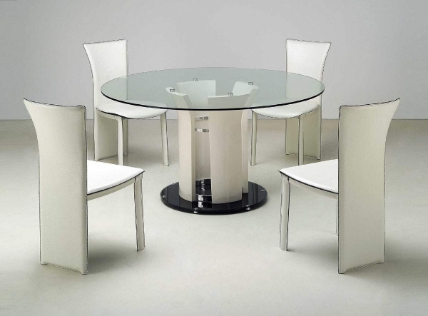 Moderne-Esszimmermöbel-Ideen-runder-esstisch-glasplatte-weiße-stühle