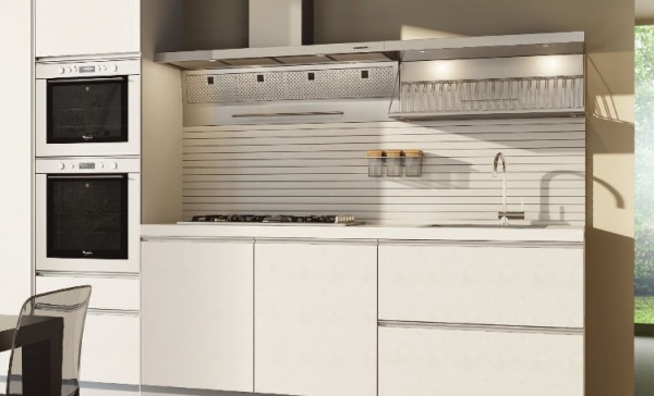 Moderne-Küchen-De-Rosso-weiß-beige