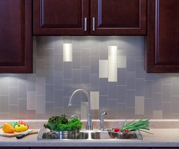 Moderne-Küchenrückwand-Alternativen-zum-Fliesenspiegel-edelstahl