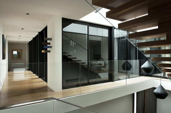 Modernes-Haus-lucerne-marshal-daniel-glas-treppengeländer