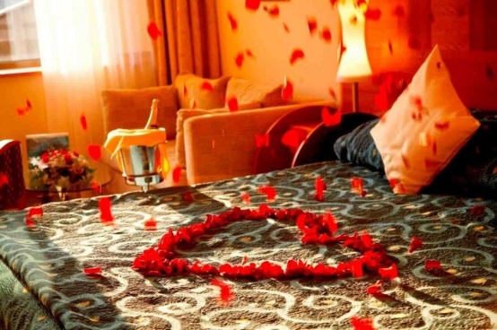 Schlafzimmer Einrichtung Dekoration zum Valentinstag rote Rosen Blätter