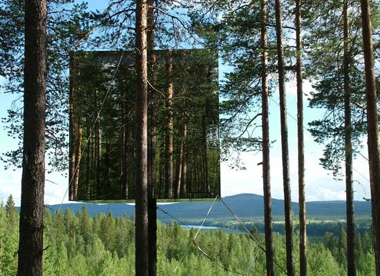 Spiegelfassade-Baumhotel-Schweden