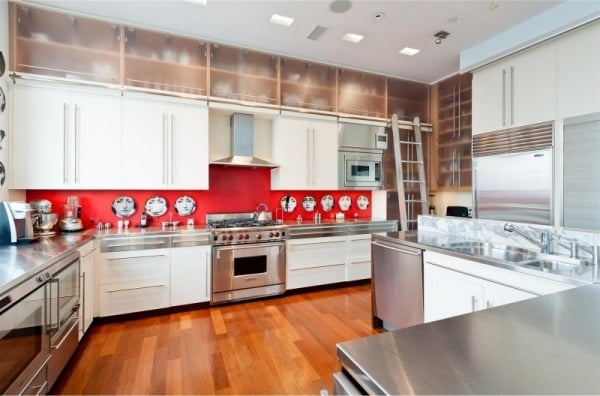 Stilvolles-Loft-Appartement-küche-rote-küchenrückwand-weiße-schränke