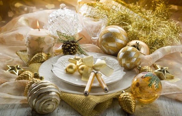 Tischdeko Silvester party goldene ornamente girlanden