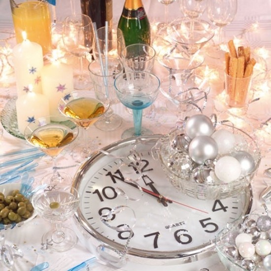 Tischdeko für Silvester party lichterketten uhren silberne akzente
