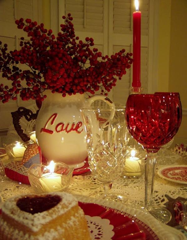 Tischdeko zum Valentinstag beeren strauß rote weingläser