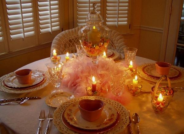 Tischdeko zum Valentinstag rosa feder bonbons kerzen