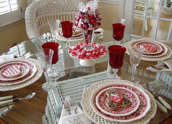 Tischdeko zum Valentinstag rote gläser vintage teller