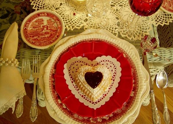 Tischdeko Valentinstag rotes geschirr spitze decke