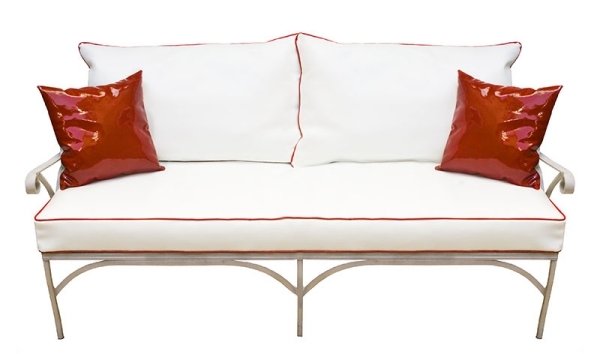 Gartenmöbel Gardenhouse weißes sofa rote lackleder kissen