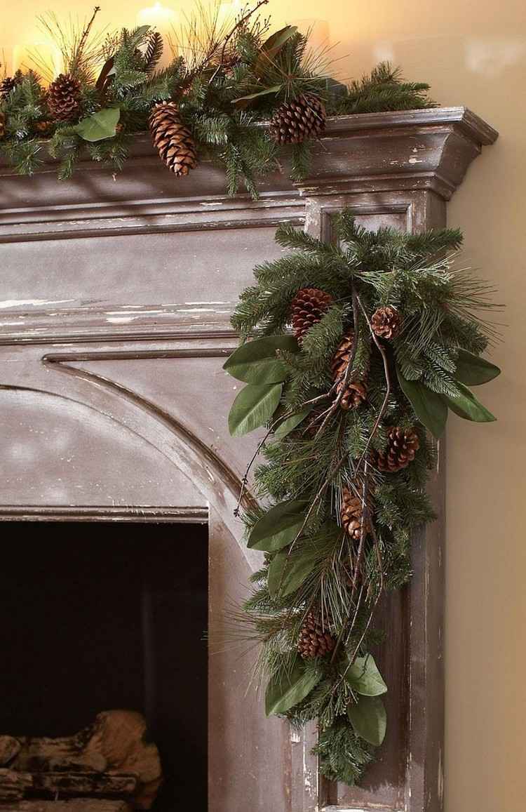 Weihnachtsdeko-Tannengirlanden-kaminsims-tannenzweige-magnoliablaetter-kieferzapfen