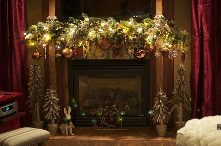 Weihnachtsdeko mit Tannengirlanden kaminsims-weihnachtsbaumkugeln