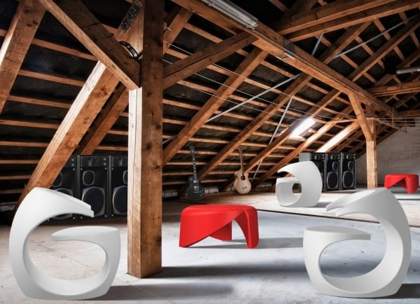 Dachwohnung weiße Möbel roter minimalistischer Tisch