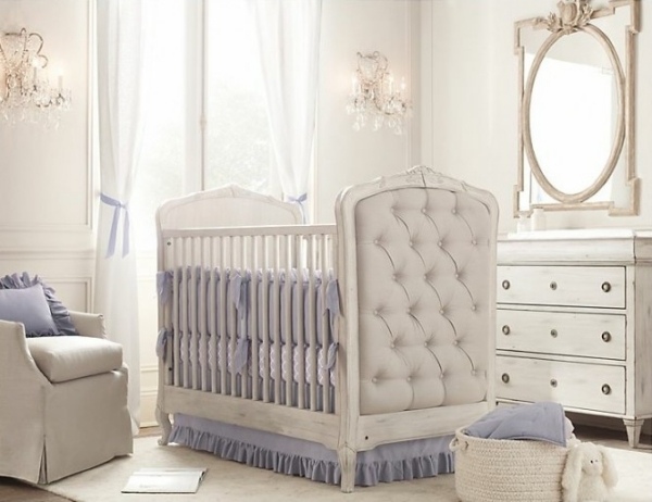 babyzimmer-gestalten-gesteppt-krippe-weiß-blau