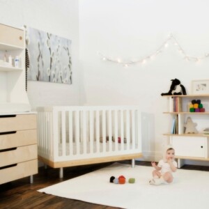 babyzimmer gestalten hell holz moebel babybett regal kommode parkett