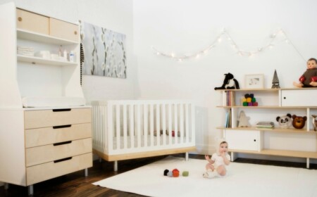 babyzimmer gestalten hell holz moebel babybett regal kommode parkett