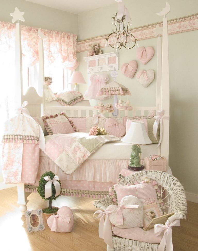babyzimmer gestalten rosa weiss romantisch sessel korn tapete