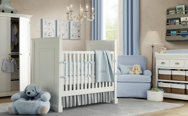 babyzimmer-gestalten-weiß-blau-jungen-room-plüschtiere