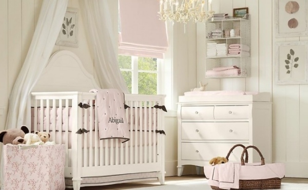 babyzimmer-gestalten-weiß-rosa-elegant-mädchen