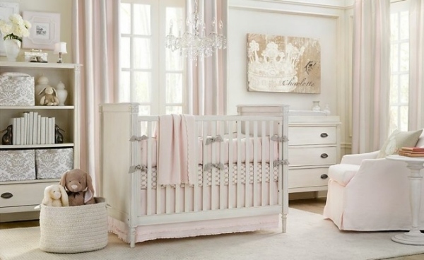 babyzimmer-gestalten-weiß-rosa-holz-krippe