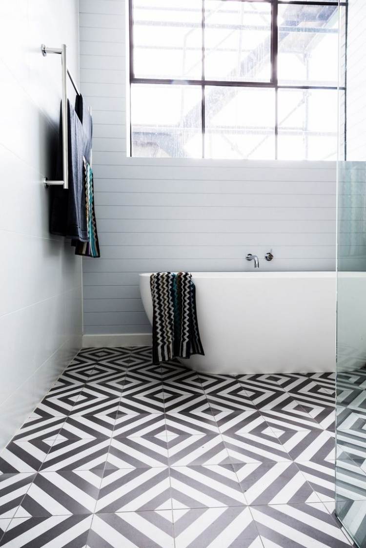 badezimmer-fliesen-modern-minimalistisch-boden-schwarz-weiss-badewanne
