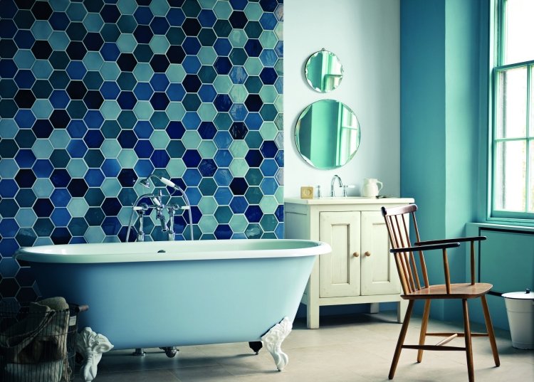 badezimmer-fliesen-sechseckig-blau-badewanne-vintage-freistehend