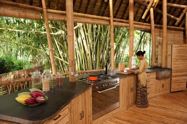 bambus-haus-bali-moderne-küchengeräte