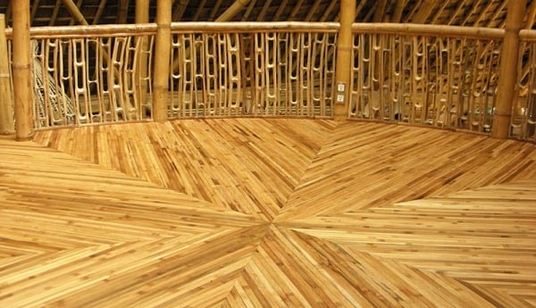 bambus-haus-bodenbelag-säulen-terrasse