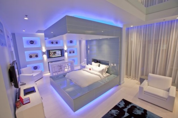 Hotel Appartements weißes Bett blaue Lichter