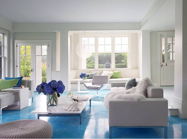 blauer-Bodenbelag-weißes-Wohnzimmer-einrichten