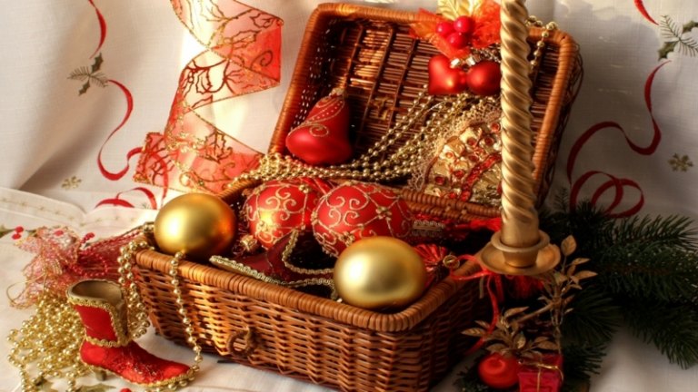 dekorative wohnaccessoires weihnachtsbaumkugeln gold rot kerze