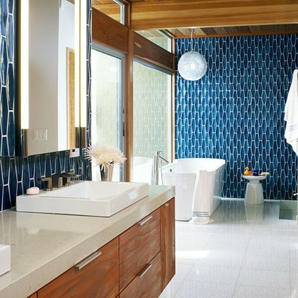dunkle-blaue-moderne-Badezimmer-Fliesen-elegantes-Design