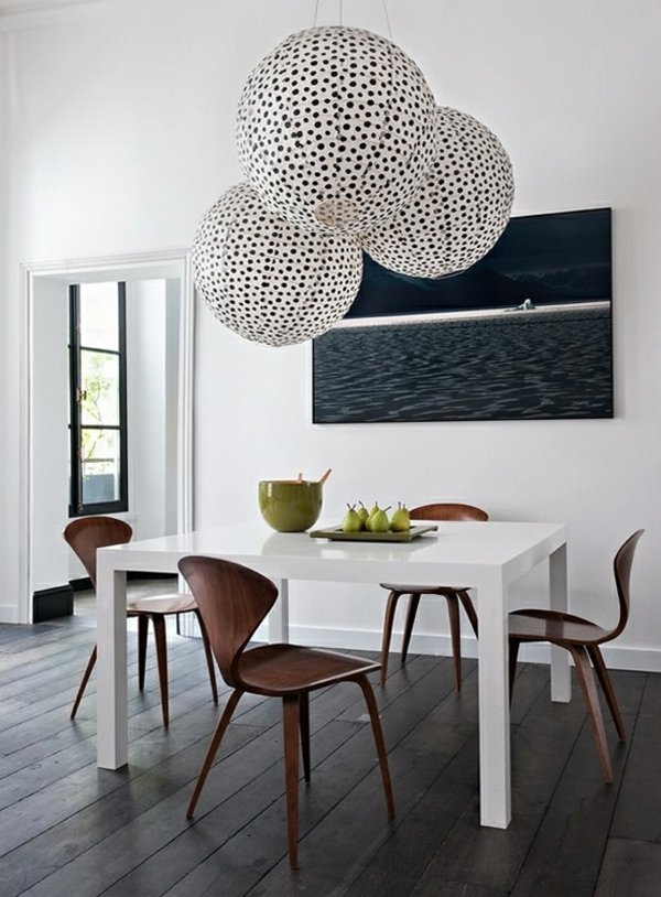 elegante-Holzstühle-weißes-Esszimmer-Gestaltung