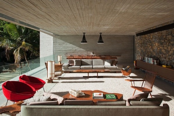 exotisches-Ferienhaus-am-Strand-wohnbereich-moderne-möbel