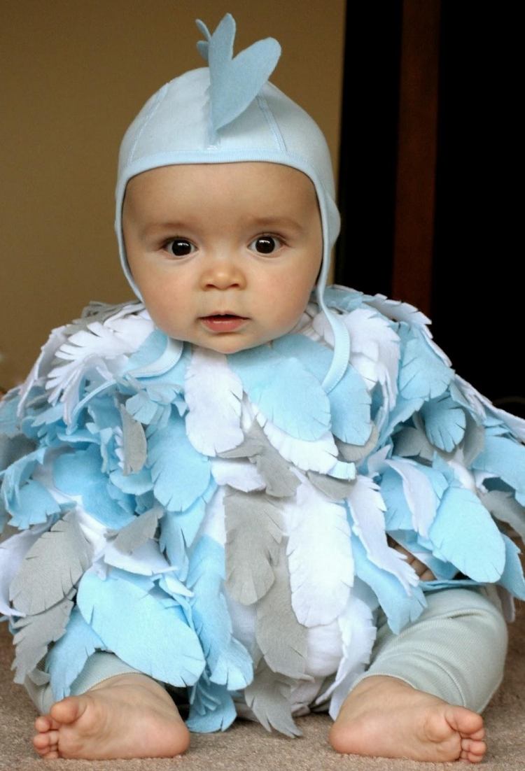 fasching-kostume-perucken-lustig-baby-kuecken-blau-weiss-suess