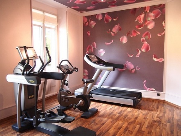 fitness studio im haus wand dekoration rosenblüten