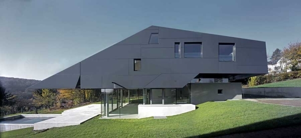 Haus am Hang -futuristisches-haus-design-kronberg-Meixner-Schlüter-Wendt-Architekten