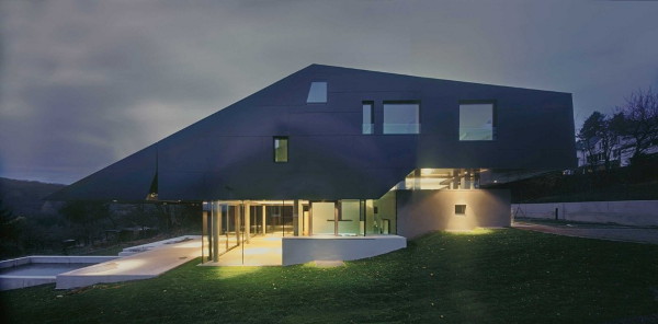 Haus am Hang futuristisches-haus-design-minimalistisch-hang