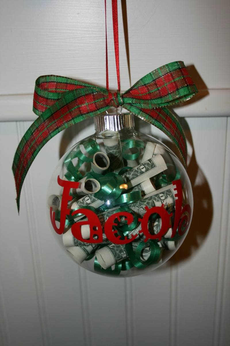 geldgeschenke zu weihnachten christbaumkugel transparent konfetti schleife gruen rot