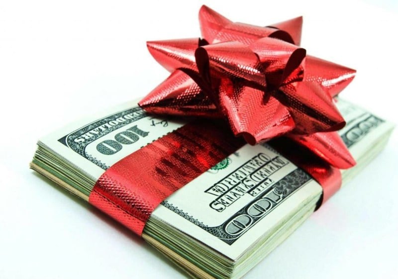 geldgeschenke zu weihnachten ideen tipps rot schleife glanz papier