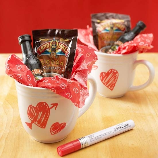 geschenkideen zum valentinstag tassen dekoriert heiße schokolade herzen