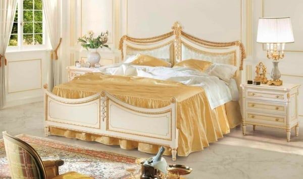 goldene-Bettdecke-interessante-Lampe-Schlafzimmer